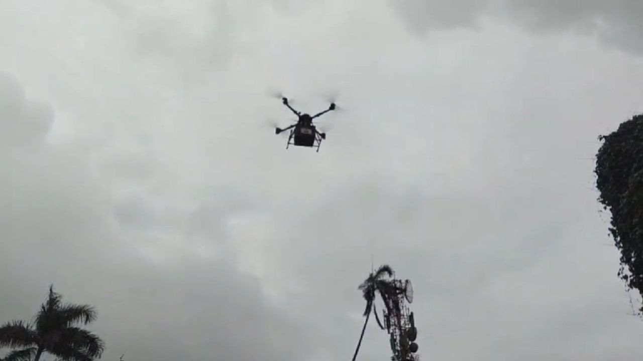 माथेरान येथे पोस्ट कार्यालयाच्या समोर फन टाइम रेस्टोरंट समोरून ड्रोन उडविण्यात आले. त्यावेळी साधारण 9 किलो 800 ग्रॅम वजन असलेली पार्सल माथेरान येथून कर्जत पाठवण्यात आली. सर्व पार्सल अवघ्या १५ मिनिटात कर्जत पोस्ट कार्यालयात पोहचली.