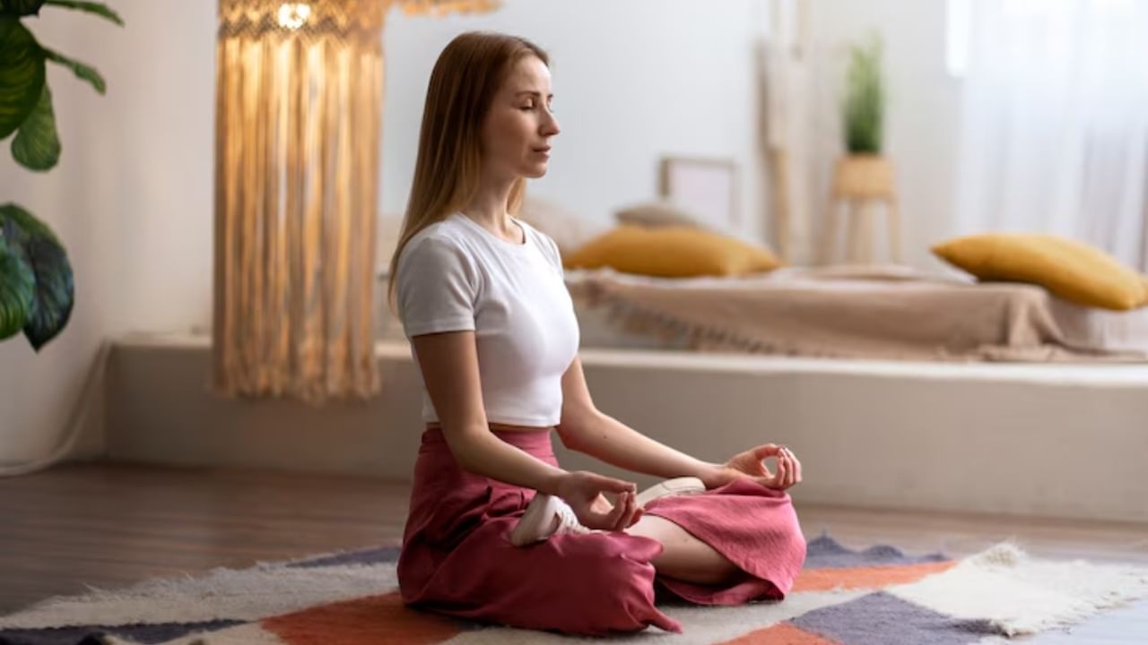 ध्यान करण्यासाठी 'या' 7 प्राचीन टेक्निक आजही सर्वोत्तम, फायदे वाचून तुम्हीही थक्क व्हाल ध्यान करण्यासाठी 'या' 7 प्राचीन टेक्निक आजही सर्वोत्तम, फायदे वाचून तुम्हीही थक्क व्हाल