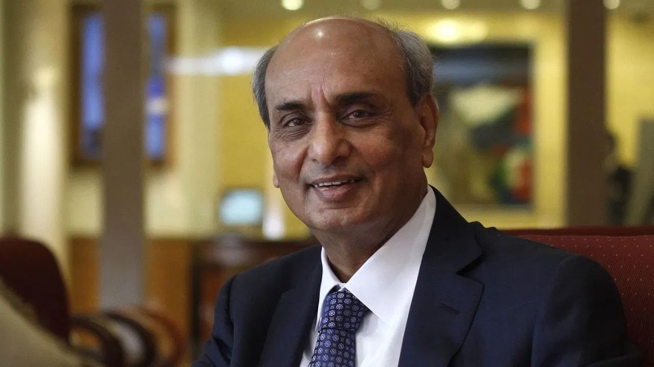 मियां मुहम्मद मनशा पाकिस्तानमधील दुसऱ्या क्रमांकाचा सर्वात श्रीमंत व्यक्ती आहे. तो पाकिस्तानात राहतो. मियां एमसीबी बँक ऑफ पाकिस्तानचा अध्यक्ष देखील आहेत. स्वातंत्र्यानंतर त्याचं कुटुंब पाकिस्तानात गेले. मीडिया रिपोर्ट्सनुसार, त्यांची एकूण संपत्ती 5 अब्ज डॉलर्स आहे.