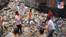नालेसफाईची पोलखोल, मनसे कार्यकर्ते उतरले नाल्यात अन् खेळले हॉलीबॉल नालेसफाईची पोलखोल, मनसे कार्यकर्ते उतरले नाल्यात अन् खेळले हॉलीबॉल
