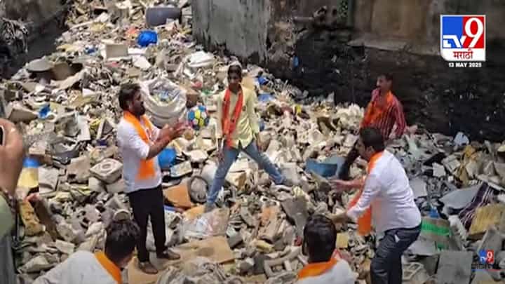 MNS : अवकाळीनं नालेसफाईची पोलखोल, मनसे कार्यकर्ते थेट उतरले नाल्यात अन् खेळले हॉलीबॉल MNS : अवकाळीनं नालेसफाईची पोलखोल, मनसे कार्यकर्ते थेट उतरले नाल्यात अन् खेळले हॉलीबॉल