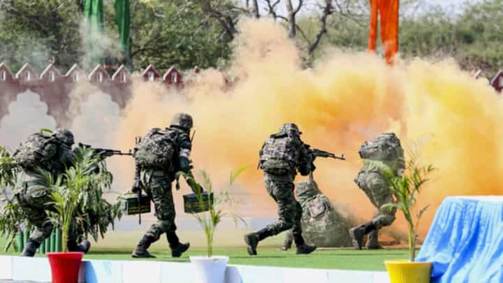 India Mock Drill : भारताकडून युद्धाची पूर्व तयारी अन् पाकला भरली धडकी, गृहमंत्रालयाचे सर्व राज्यांना दिले आदेश; 7 मे रोजी.... India Mock Drill : भारताकडून युद्धाची पूर्व तयारी अन् पाकला भरली धडकी, गृहमंत्रालयाचे सर्व राज्यांना दिले आदेश; 7 मे रोजी....