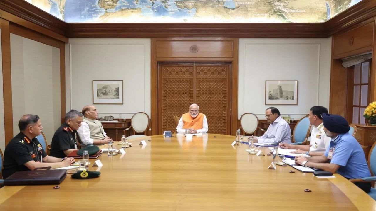 भारत-पाकिस्तान तणाव, पंतप्रधान मोदींनी घेतली उच्चस्तरीय बैठक, राजनाथ सिंग, डोभाल यांच्यासह तीनही सेना प्रमुख उपस्थित भारत-पाकिस्तान तणाव, पंतप्रधान मोदींनी घेतली उच्चस्तरीय बैठक, राजनाथ सिंग, डोभाल यांच्यासह तीनही सेना प्रमुख उपस्थित
