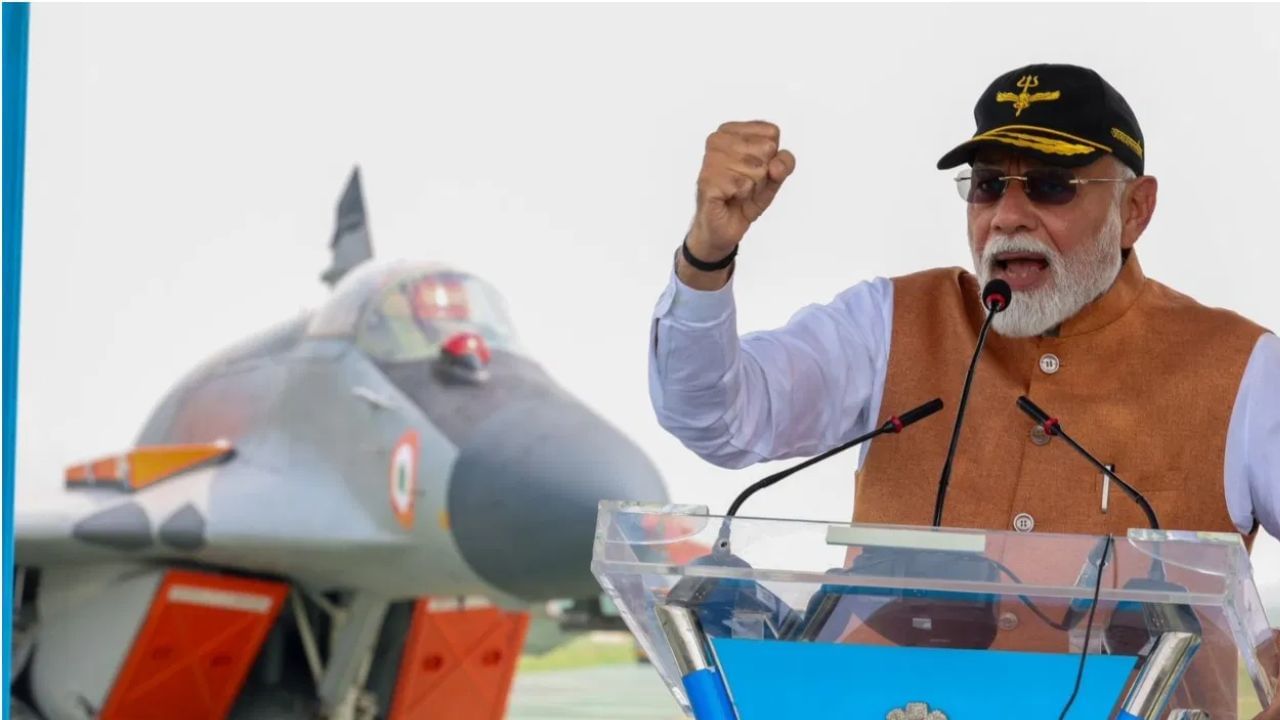 भारताकडे डोळे वटारुन बघितलं तर..., आदमपूर एअर बेसवरून मोदी कडाडले, पाकिस्तानला इशारा भारताकडे डोळे वटारुन बघितलं तर..., आदमपूर एअर बेसवरून मोदी कडाडले, पाकिस्तानला इशारा