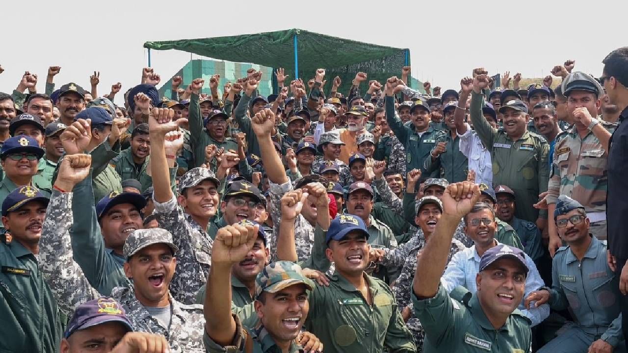 ऑपरेशन सिंदूरनंतर पंतप्रधान नरेंद्र मोदींनी सोमवारी पहिल्यांदा देशाला संबोधित केलं. यापुढे कोणताही दहशतवादी हल्ला झाला तर त्याला आमच्या पद्धतीने चोख प्रत्युत्तर दिलं जाईल, कुणीही अण्वस्त्रांची धमकी दिली, तरी त्याला भीक न घालता निर्णायक प्रहार केला जाईल, अशा स्पष्ट शब्दांत मोदींनी पाकिस्तानला इशारा दिला.