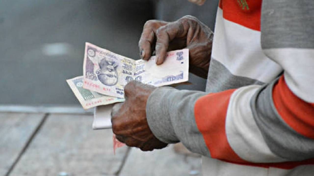 भारतातील लोक सर्वात जास्त खर्च 'या' दोन गोष्टींवर करतात, आकडेवारीतून धक्कादायक माहिती समोर भारतातील लोक सर्वात जास्त खर्च 'या' दोन गोष्टींवर करतात, आकडेवारीतून धक्कादायक माहिती समोर