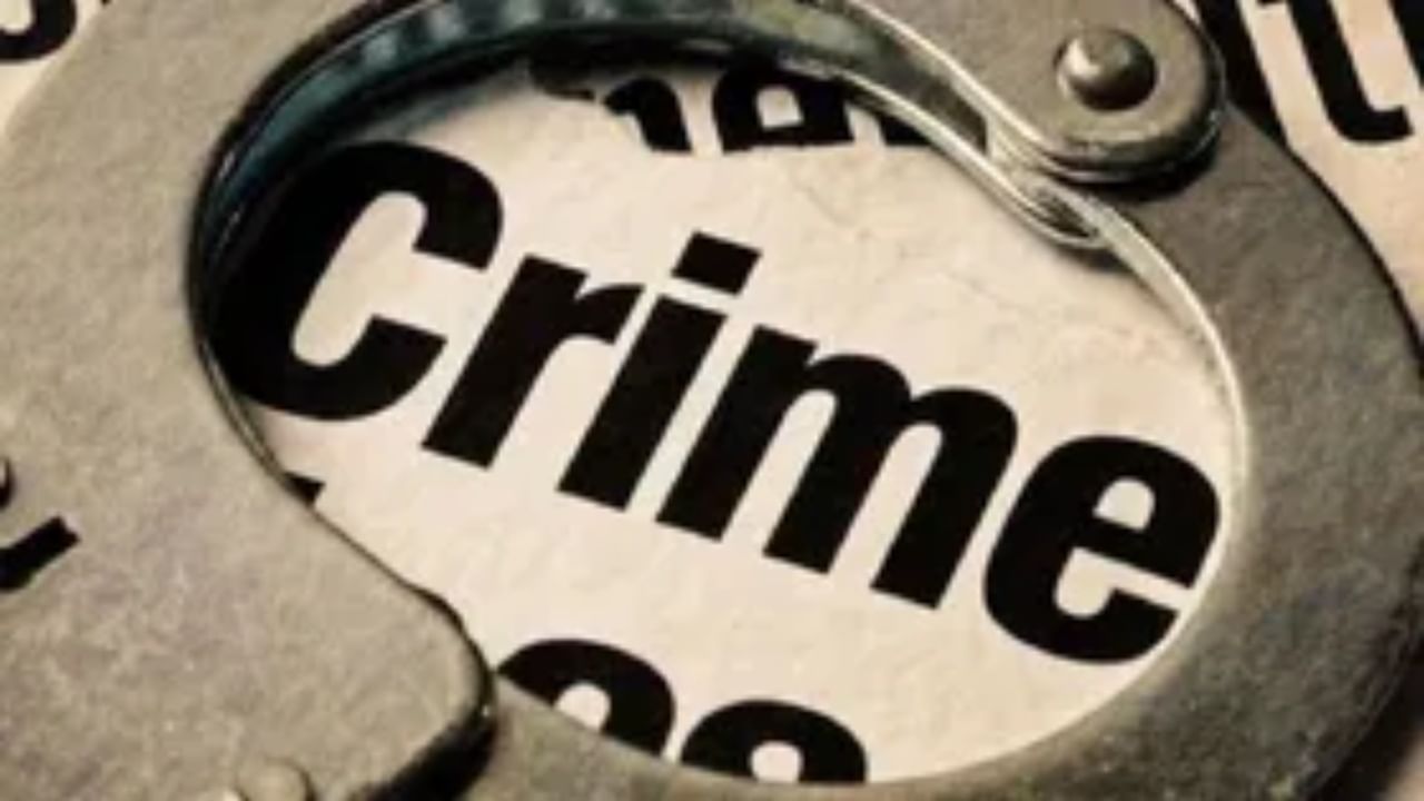 या प्रकरणी लवेश यशवंत कानडे यांनी राजापूर पोलीस ठाण्यात तक्रार दाखल करण्यात आली आहे. ज्ञानेश वसंत पांचाळ असे आरोपीचे नाव आहे. पोलिसांनी त्याच्याविरोधात गुन्हा दाखल केला आहे.