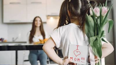 आईसाठी मदर्स डेचं गिफ्ट शोधताय? मग हे पर्याय पहा, नक्कीच होईल खुश