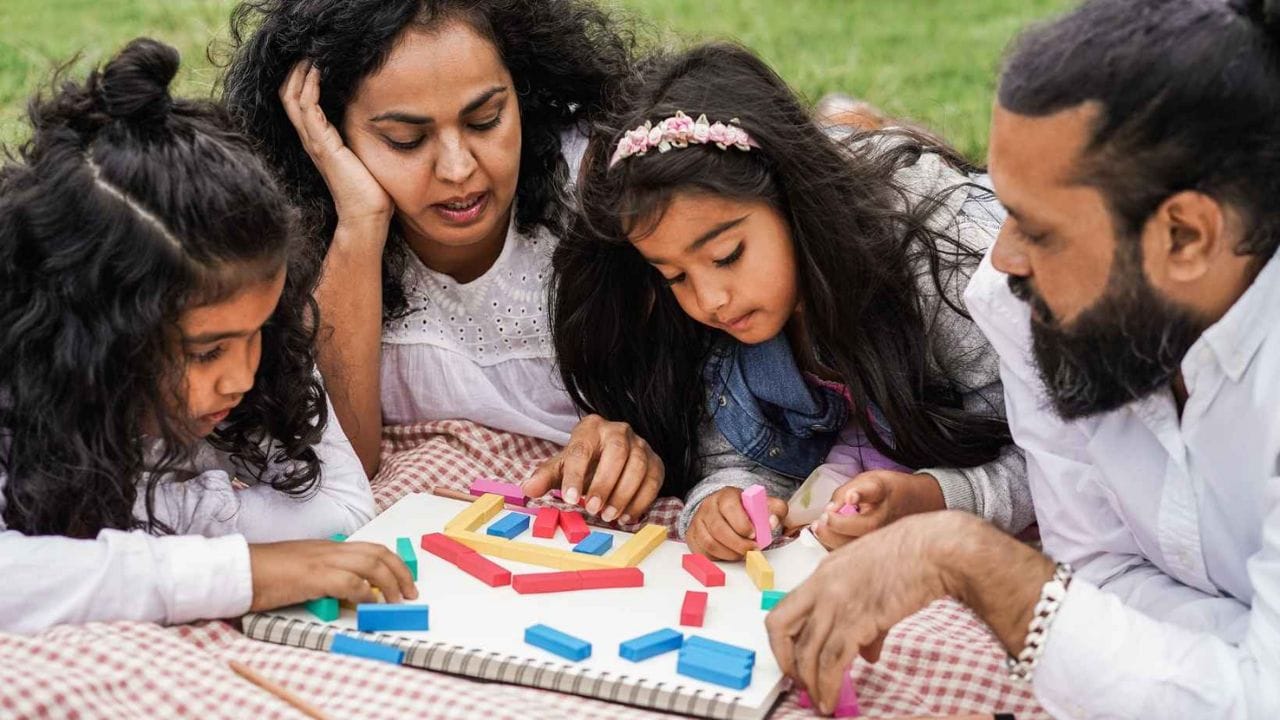 पॅरेंटिगमध्ये कसे काम करते 7-7-7 नियम? जाणून घ्या पालन करण्याचे फायदे पॅरेंटिगमध्ये कसे काम करते 7-7-7 नियम? जाणून घ्या पालन करण्याचे फायदे