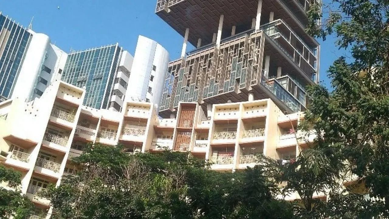 मुंबईतील उच्चभ्रू परिसर म्हणून ओळखल्या जाणाऱ्या अल्टामाउंट रोडवर ‘अँटिलिया’ या आलिशान इमारतीत अंबानी कुटुंब राहते. या इमारतीची भव्यता आणि रचना जगभरात चर्चेचा विषय ठरली आहे.