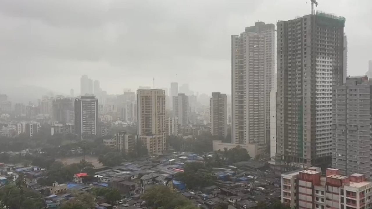 29 मेनंतर पावसाचा जोर मंदावेल, अशी शक्यता देखील वर्तवण्यात येत आहे. पहिल्याच पावसामुळे जनजीवन विस्कळीत झालं आहे.