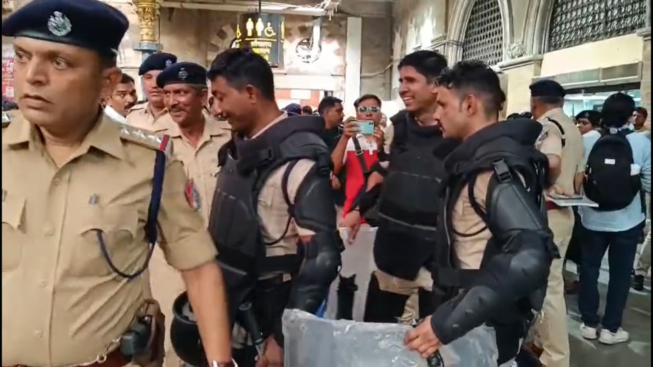 महाराष्ट्रातील मुंबई, पुणे आणि नाशिक यांसह एकूण 16 शहरांमध्ये हे मॉक ड्रिल असणार आहे. याच पार्श्वभूमीवर मुंबईतील छत्रपती शिवाजी महाराज टर्मिन्स या परिसरात रंगीत तालीम पार पडली.