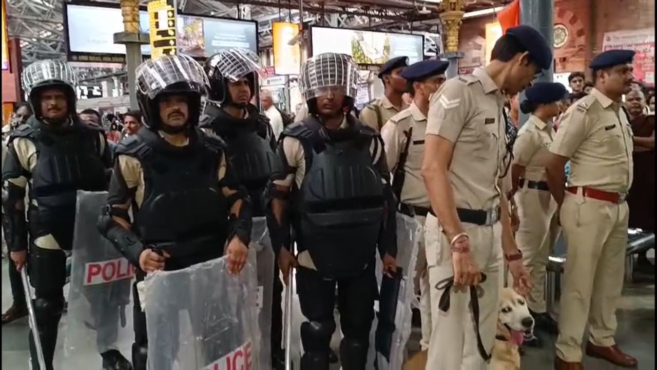 मुंबईच्या छत्रपती शिवाजी महाराज टर्मिनस (सीएसएमटी) परिसरात आज (6 मे) मॉक ड्रिलची रंगीत तालीम घेण्यात आली. यावेळी रेल्वे सुरक्षा बल (आरपीएफ) आणि सिव्हिल डिफेन्सच्या जवान सहभागी होते.