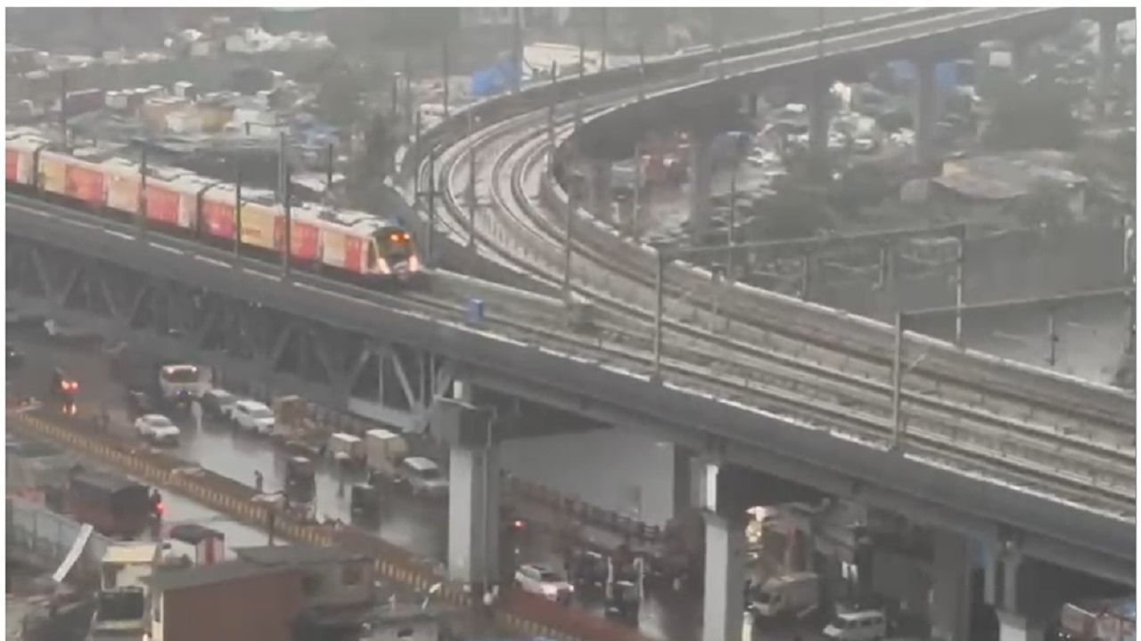 मुंबईत पहाटेपासून पडणाऱ्या पावसाचा परिणा रेल्वे सेवेवरही दिसून येत असून मध्य रेल्वेची वाहतूक ठप्प आणि पश्चिम रेल्वेची वाहतूक 15 ते 20 मिनिटे उशीराने सुरू आहे.