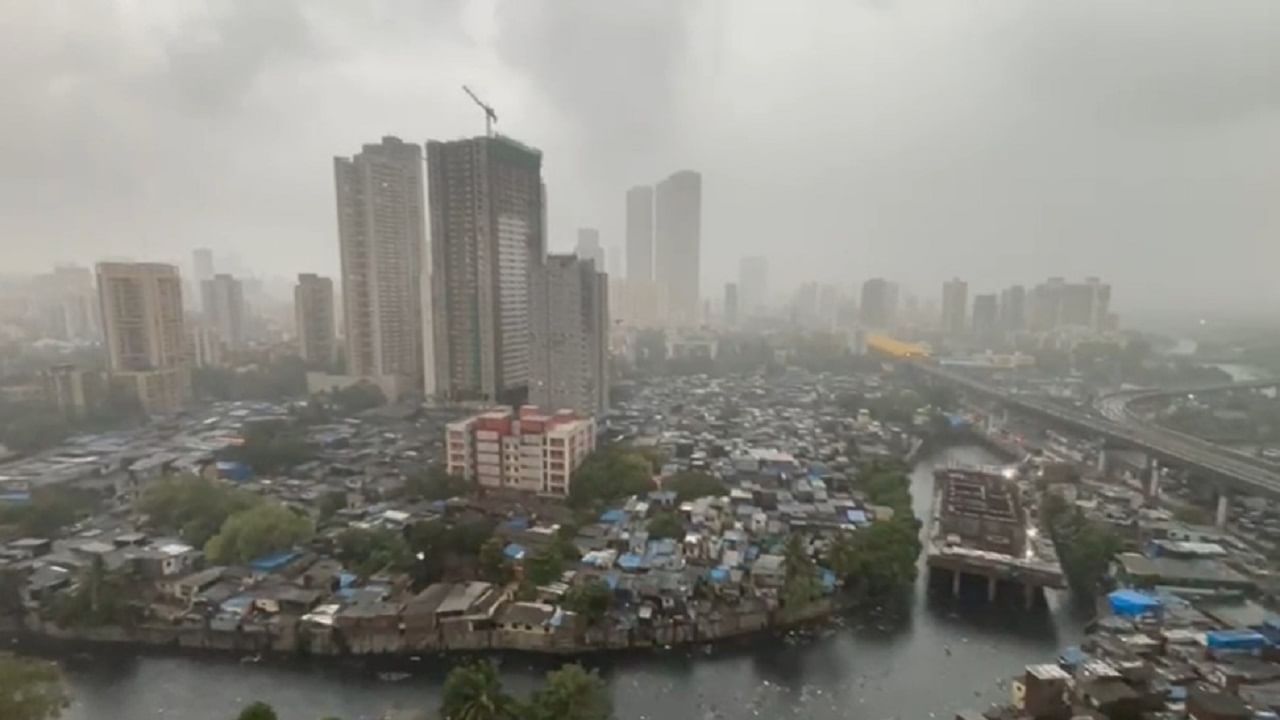 पुढील 3-4 तासांत जिल्ह्यांतील काही ठिकाणी 50-60 किमी प्रतितास वेगाने वाहणाऱ्या सोसाट्याच्या वाऱ्यांसह विजांच्या कडकडाटासह जोरदार पाऊस पडण्याची शक्यता आहे.