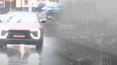 सोसाट्याचा वारा अन् तुफान सरी, मुंबईत पुन्हा पाऊस; लोकलच्या वेळापत्रकाचं काय?