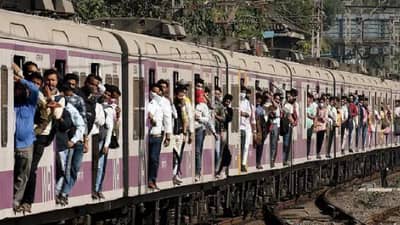 Central Railway : मध्य रेल्वेची वाहतूक आता सुरळीत, रेल्वे रुळाला गेलेले तडे, प्रवाशांचे हाल