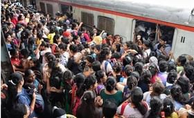 मुंबईकरांना महत्वाची बातमी! मध्य रेल्वेवरील वाहतूक पाऊण तास उशिरानं. मुंबईकरांना महत्वाची बातमी! मध्य रेल्वेवरील वाहतूक पाऊण तास उशिरानं.