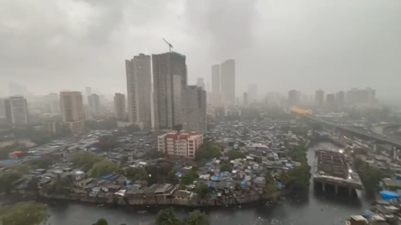 पुढील 3 दिवस मुंबई शहर, उपनगर, ठाणे आणि पालघर जिल्ह्याला यलो अलर्ट देण्यात आला आहे. तर रायगड, रत्नागिरी व सिंधुदुर्गला ऑरेंज’ इशारा आहे.