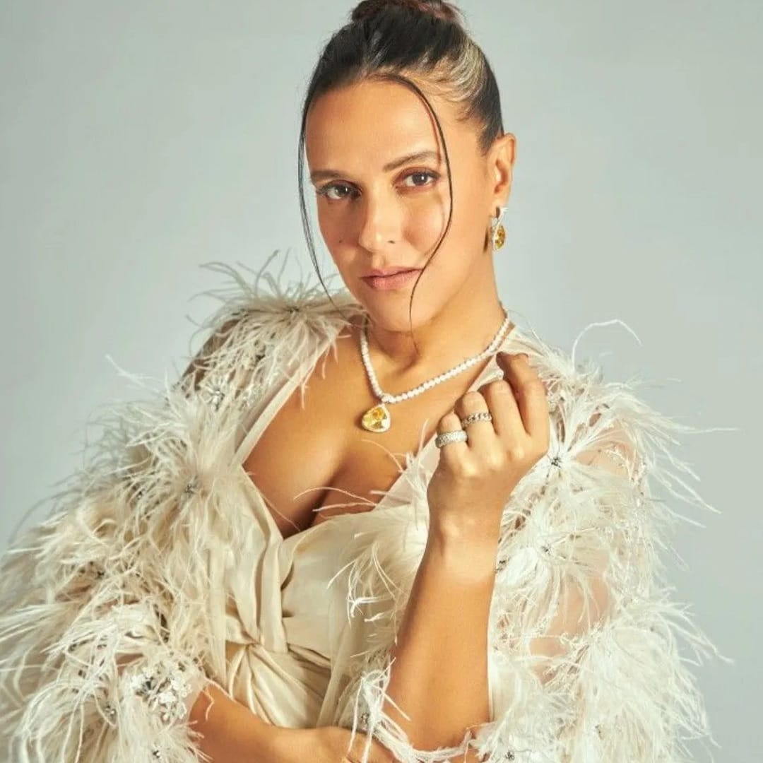 नेहा धुपियाने चित्रपटांमधील आयटम नंबरद्वारे पाकिस्तानी चित्रपटसृष्टीत आपलं खास स्थान निर्माण केलं आहे. तिने 'कभी प्यार ना करना' या चित्रपटात एक आयटम साँग केलं होतं. या गाण्यात त्याच्यासोबत झारा शेख, वीणा मलिक आणि मोअम्मर राणा होते.