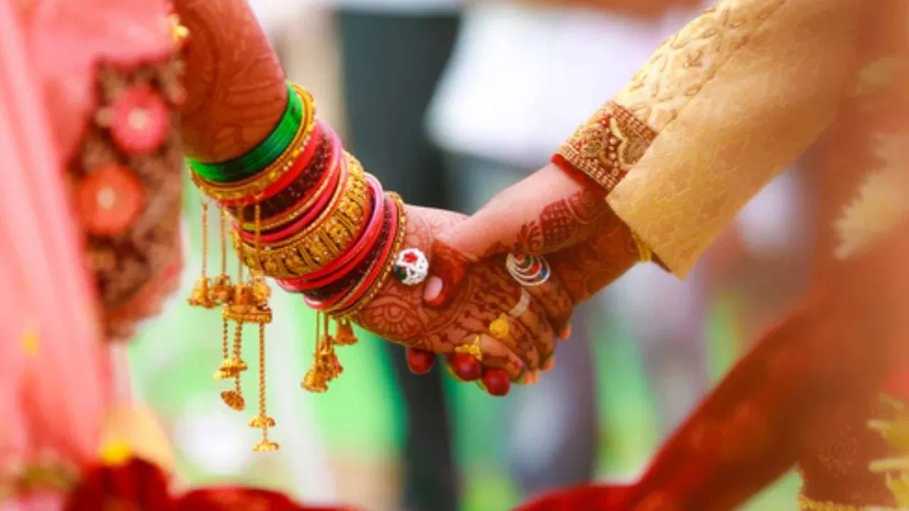 बरसाना राधा मंदीर : हे मंदीर उत्तर प्रदेशातील बरसाना येथे आहे. हे एक राधेचं मंदीर आहे.  या मंदिराला भेट दिल्यास तुमच्या वैवाहिक आयुष्यात सुख येते असे म्हटले जाते. 