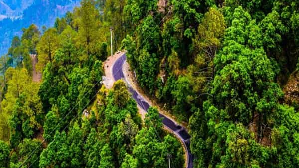मेघालयची राजधानी शिलांगला उत्तर पूर्वमधील स्कॉटलंड म्हटले जाते. शिलांग पीक, लेडी हैदरी पार्क, कैलांग रॉक यासारखी अनेक पर्यटन स्थळे शिलांगमध्ये आहेत. या भागांत पर्यटनासाठी उन्हाळा सर्वात चांगले हंगाम आहे.