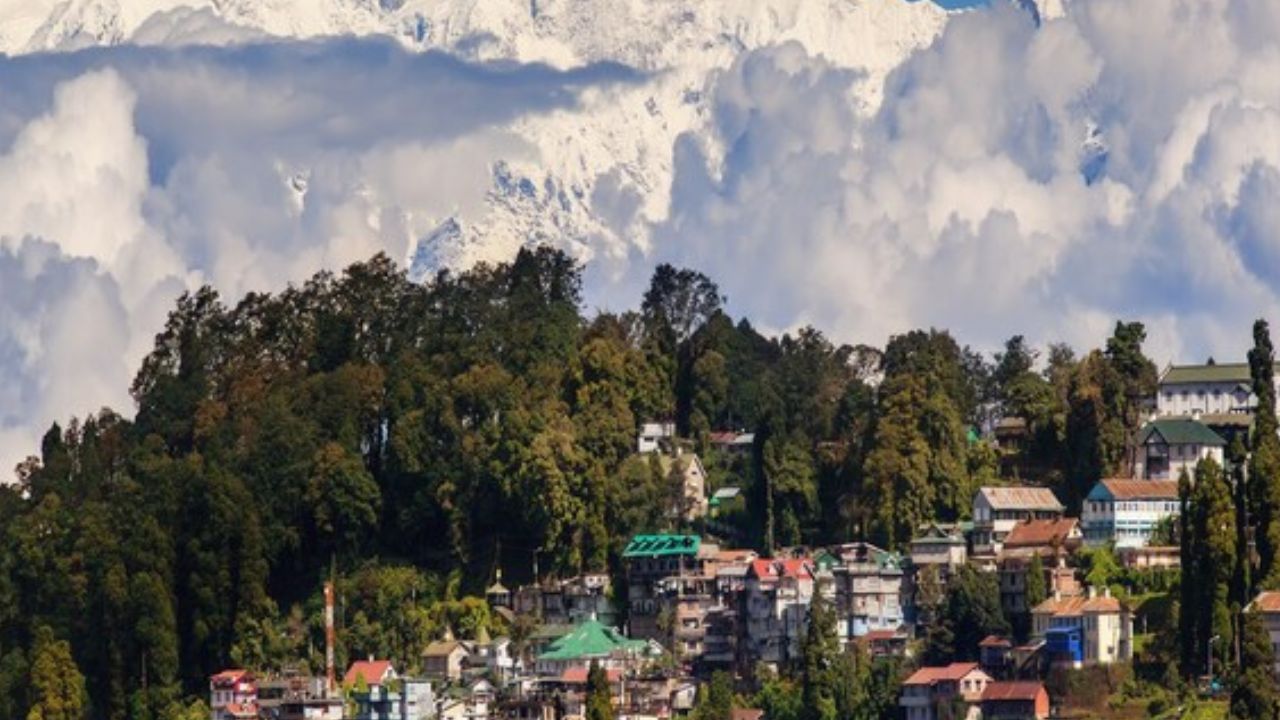 भारताचा ईशान्य भाग नैसर्गिक सौंदर्याने आणि पर्वत आणि धबधब्यांच्या सौंदर्याने परिपूर्ण आहे. घनदाट पर्वतांमध्ये सिक्कीमधील गंगटोक पर्यटकांना आकर्षित करते. गंगटोकमध्ये पर्यटनस्थळांसोबत प्राचीन मठ, मंदिर आणि महल आहे. 