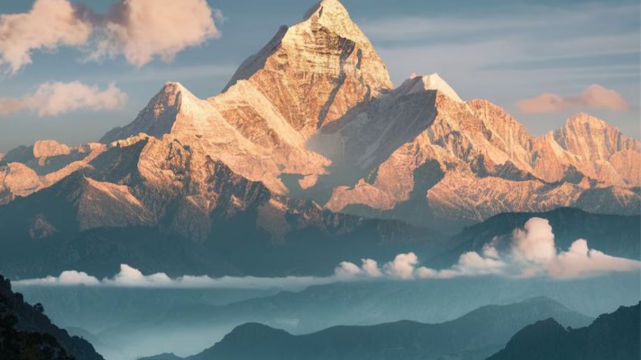 सिक्किममधील दार्जिलिंगमध्ये डोंगर, दऱ्या आणि जंगल आहेत. या ठिकाणी असलेले चहाचे मळे जगभरात प्रसिद्ध आहेत. या भागात मोनेस्ट्री, बतासिया गार्डन, कंचनजंगा व्यू पॉइंट, महाकाल मंदिर, तेनजिंग रॉक, रोप वे पर्यटनासाठी आकर्षित करत असते.