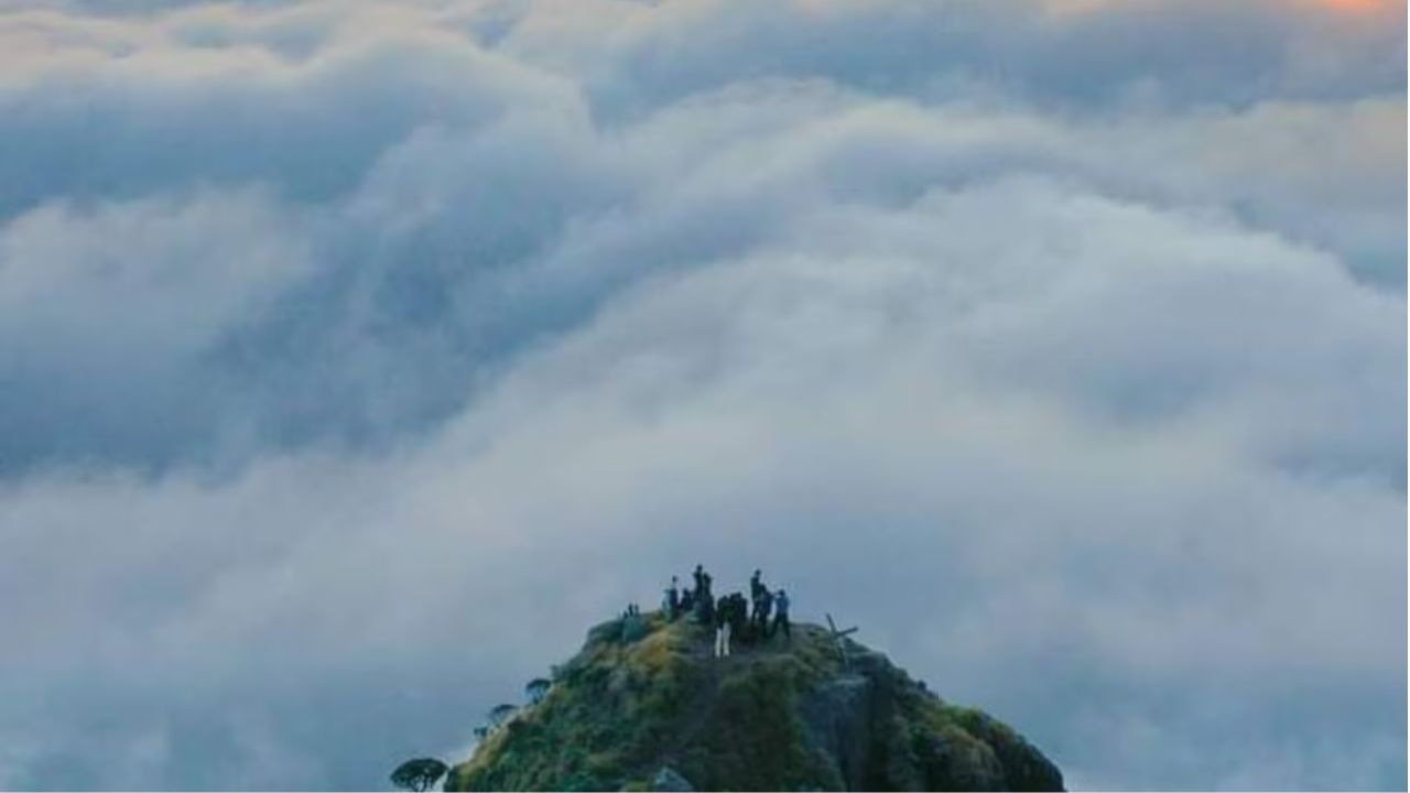 मेघालयतील चेरापुंजीचे नाव पावसाळ्यात अनेक वेळा ऐकले असणार आहे. सर्वाधिक पाऊस या ठिकाणी पडतो. त्यामुळे हे स्थळ पर्यटनासाठी सर्वात सुंदर आहे. या ठिकाणी असलेला नोहकालकाई धबधबा 1100 फूट उंच आहे. 