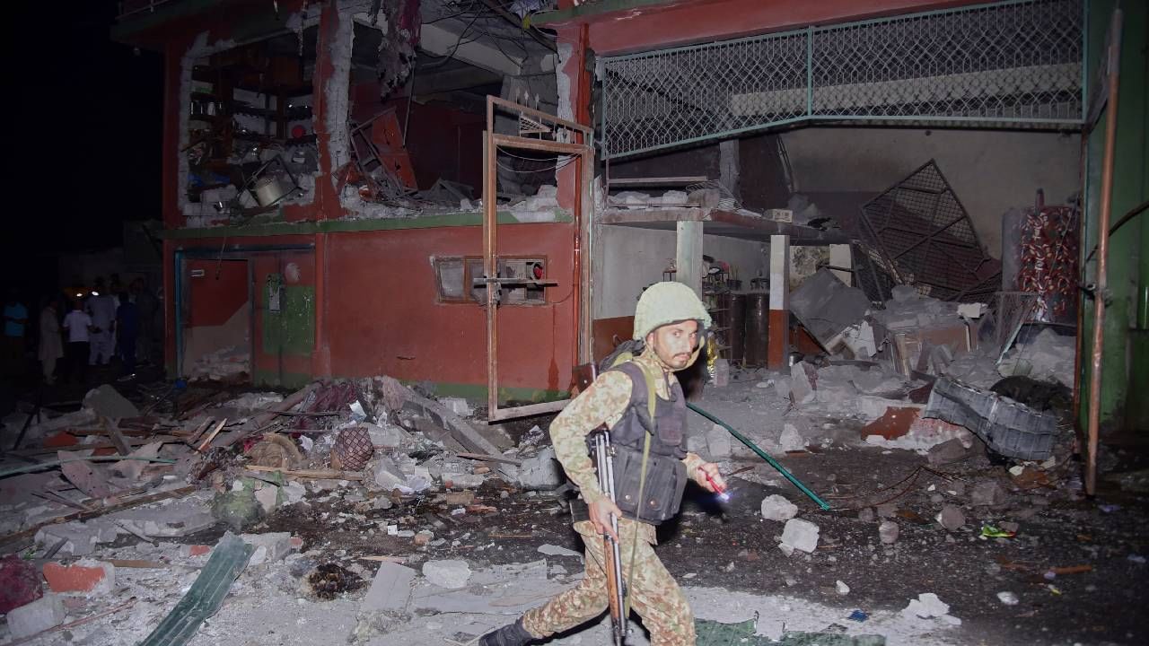 पहलगाममध्ये दहशतवाद्यांनी हल्ला केला तेव्हा महिलांना सोडून त्यांच्या पतींना मारलं होतं. महिलांच्या कपाळावरचं कुंकू पुसलं होतं. त्यांच्या डोळ्यादेखत त्यांच्या पतींवर गोळ्या झाडण्यात आल्या होत्या. त्यालाच प्रत्युत्तर देण्यासाठी या मिशनचं नाव ‘मिशन सिंदूर’ ठेवण्यात आले.