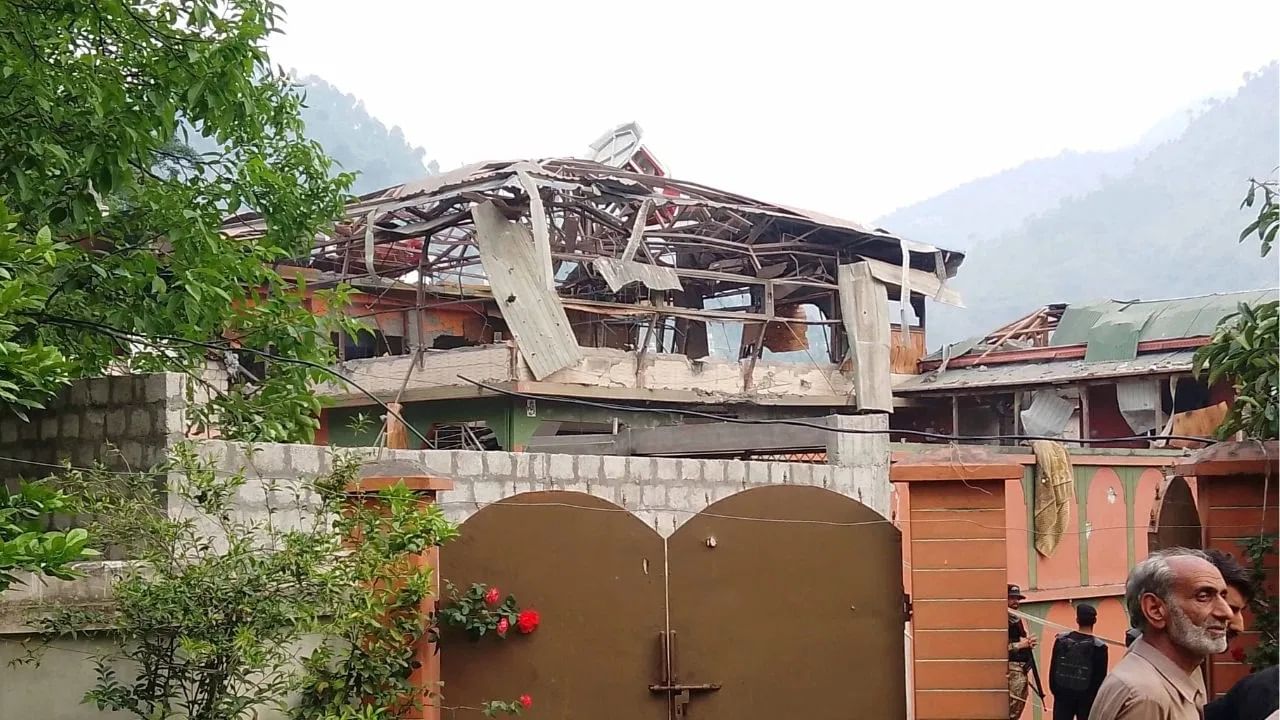 पाकिस्तानच्या इंटर-सर्व्हिसेस पब्लिक रिलेशन्स (ISPR) चे संचालक लेफ्टनंट जनरल अहमद शरीफ चौधरीने सांगितले की, भारताने 24 क्षेपणास्त्रे डागली आहेत.