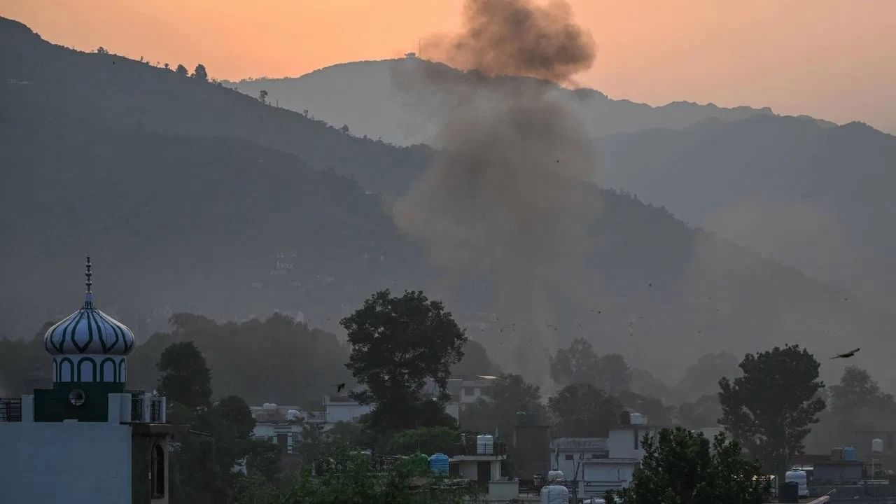 पाकिस्तान आणि पाकव्याप्त जम्मू आणि काश्मीरमधील दहशतवादी छावण्यांवर भारतीय लष्कराच्या हवाई हल्ल्यात 80 - 100 हून अधिक दहशतवादी मारले गेल्याची माहिती समोर येत आहे.