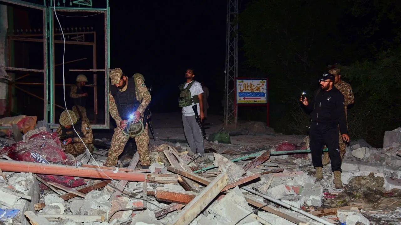 भारताच्या या हल्ल्यानंतर लाहोर आणि सियालकोट हे एअरपोर्ट पुढच्या 48 तासांसाठी बंद करण्यात आले आहेत. भारताने ऑपरेशन सिंदूर लॉन्च करताच पाकिस्तानने जम्मू-काश्मीरच्या पुंछ-राजौरी क्षेत्राच्या भीमबेर येथे शस्त्रसंधीच उल्लंघन केलं.