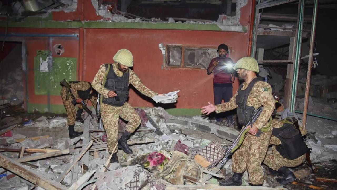 'ऑपरेशन सिंदूर'ची पोस्ट शेअर करत अदनानने 'जय हिंद' असं लिहिलंय आणि त्याचसोबत भारताच्या झेंड्याचा इमोजी पोस्ट केला आहे. पहलगाममधील हल्ल्याच्या 14 दिवसांनंतर भारताने पाकिस्तान आणि पाकव्याप्त काश्मीरमधील नऊ  दहशतवादी तळांवर हवाई हल्ले केले. 
