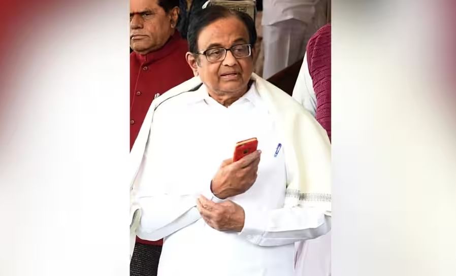  पी. चिदंबरम - पलानीअप्पन ऊर्फ पी. चिदंबरम यांचा जन्म १६ सप्टेंबर १९४५ रोजी चेन्नईतील कंदनूर येथे झाला. त्यांनी १२ वी पर्यंतचे शिक्षण मद्रास ख्रिश्चन कॉलेज उच्च माध्यमिक शाळेत घेतले. त्यांनी मद्रास विद्यापीठातून पदवीपूर्व शिक्षण घेतले. नंतर त्यांनी हार्वर्ड विद्यापीठातून एमबीएची पदवी घेतली. आणि लोयोला महाविद्यालयातून कला शाखेत पदव्युत्तर शिक्षण (एमए) पूर्ण केले. पलानीअप्पन चिदंबरम सध्या एक भारतीय राजकारणी आणि वकील आहेत.ते काँग्रेसचे नेते असून माजी गृहमंत्री आणि अर्थमंत्री म्हणून काम केले आहे.