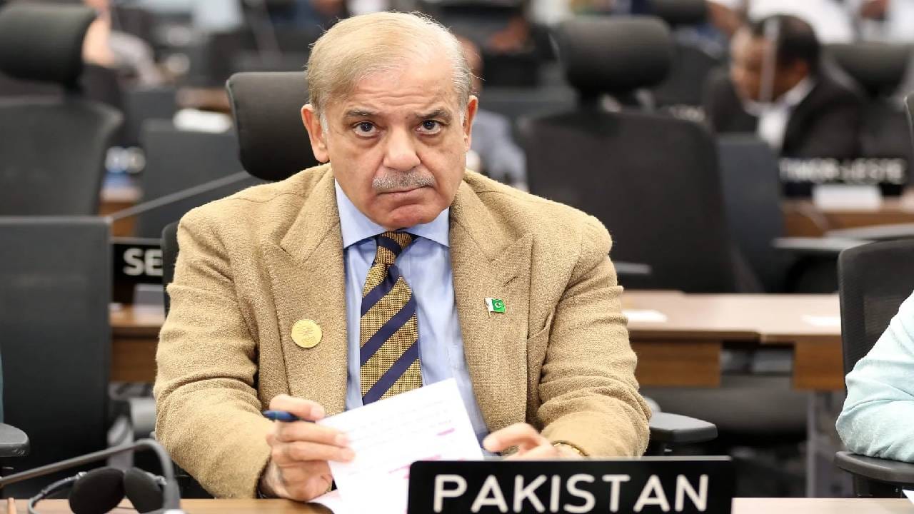 India-Pakistan War : पाकला कडकी....भीक मागण्याची वेळ तरीही युद्धाची खुमखुमी, जगापुढे पसरले हात अन्... India-Pakistan War : पाकला कडकी....भीक मागण्याची वेळ तरीही युद्धाची खुमखुमी, जगापुढे पसरले हात अन्...