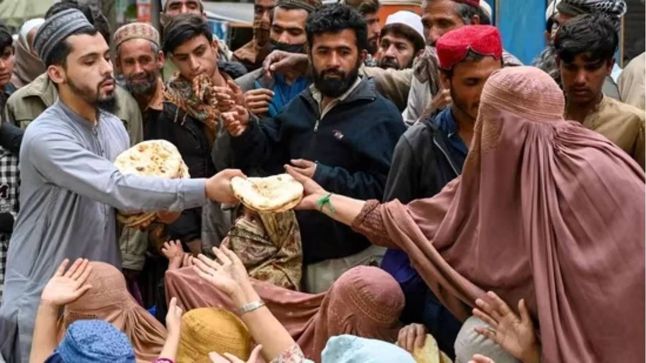संयुक्त राष्ट्राच्या फूड अँड अॅग्रिकल्टचर ऑर्गनायझेशनने गेल्या शुक्रवारी ग्लोबल रिपोर्ट ऑन फूड क्रायसीस 2025 प्रकाशित केला आहे. या रिपोर्टमध्ये पाकिस्तामधील विदारक स्थितीविषयी सांगण्यात आलं आहे.
