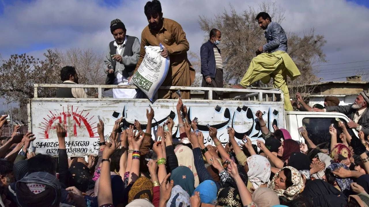 पाकिस्तानची आर्थिक परिस्थिती फारच बिकट आहे. या देशाने आंतरराष्ट्रीय नाणेनिधीकडून अनेकवेळा कर्ज घेतलेलं आहे. पण तरीदेखील पाकिस्ताची बिकट परिस्थिती काही संपलेली नाही.