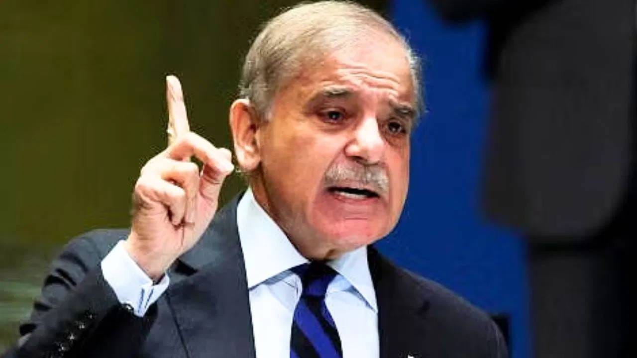 ज्याला भाऊ मानलं त्यानेच केला पाकिस्तानचा मोठा गेम, नव्या संकटानं शहबाज शरीफ, मुनीर यांची उडाली झोप