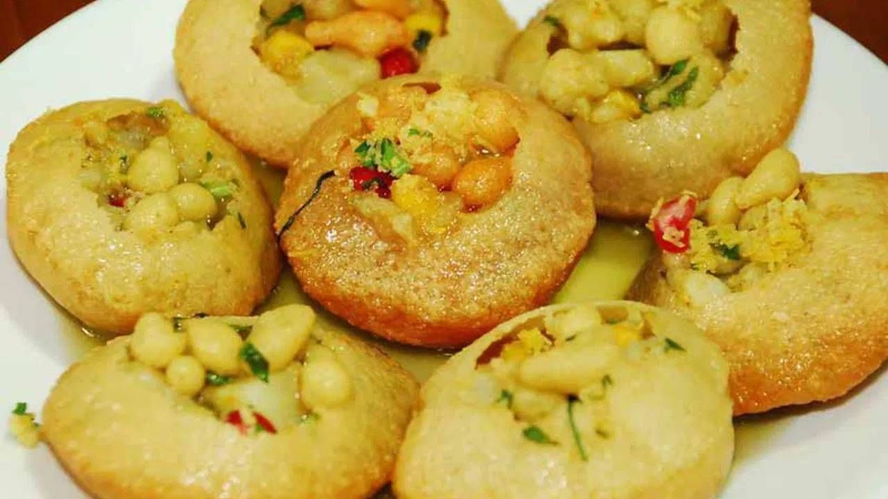 फायदे: तुम्हाला माहित असेलच की पाणीपुरीमध्ये धने, पुदिन्याची चटणी, चिंच किंवा कच्ची कैरी मिसळली जाते आणि हिंगाचा सौम्य सुगंध त्याची चव वाढवतं. फक्त हिंगच नाही तर चिंचेसारखे अनेक मसाले देखील असतात. हे सर्व पोट निरोगी ठेवते आणि लठ्ठपणा वाढण्यास प्रतिबंध करते. याशिवाय, मैद्याऐवजी रव्यापासून बनवलेली पाणीपुरी खाणे चांगलं ठरतं. कारण ते हलके असतं.