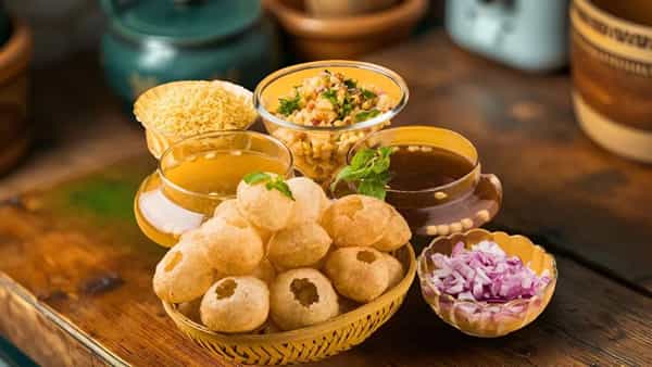 आजकाल रस्ते, मॉल, मार्केटपासून ते लग्न समारंभातही, सगळीकडे पाणीपुरी मिळते. बिस्लेरी पाण्याची पाणीपुरी वगैरेही असते की. पण रस्त्यावर सगळीकडेच मिळणारी पाणीपुरी स्वच्छ असेलच असं नाही. म्हणूनच पाणीपुरी अनेकदा आपल्या आरोग्याला हानी पोहोचवू शकते.