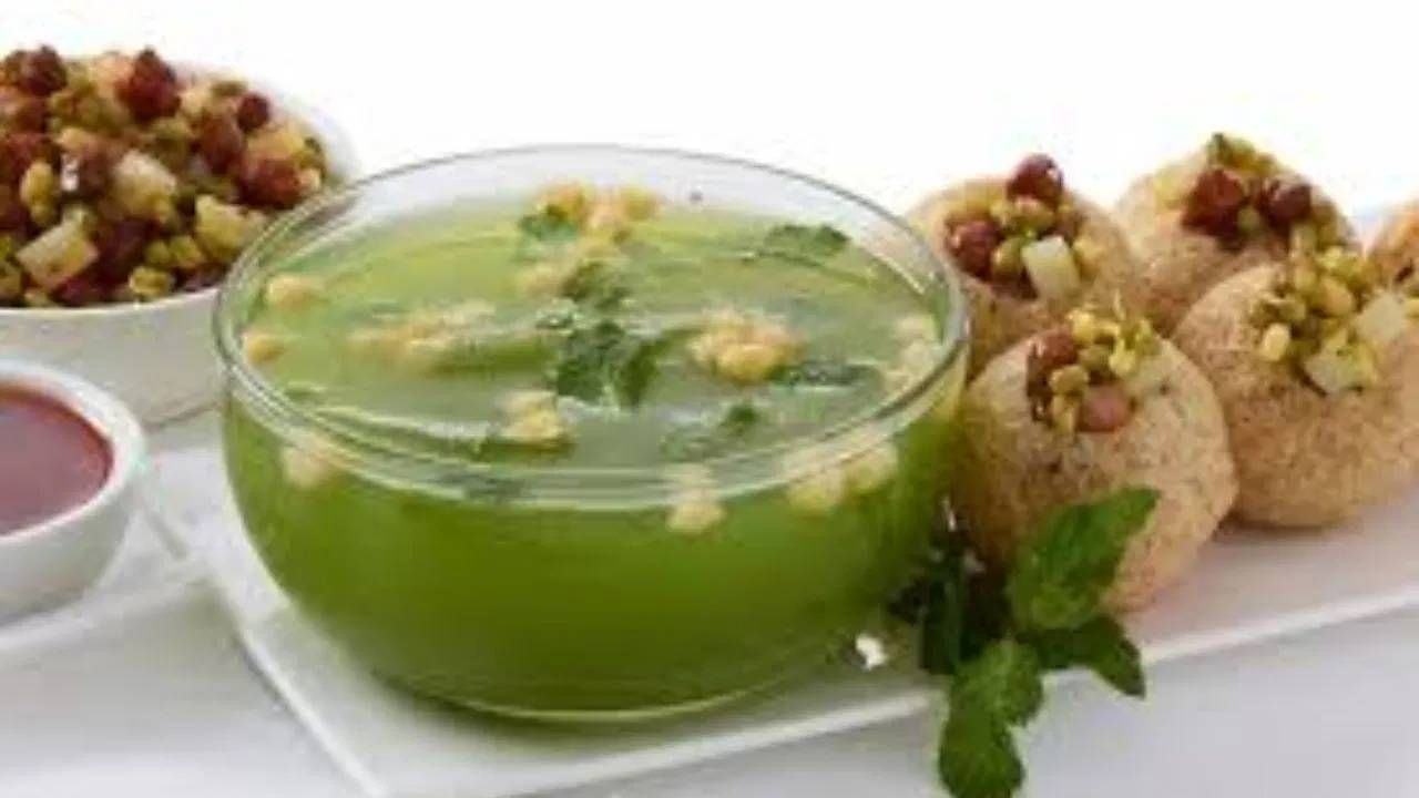 तोंडातील अल्सर : पाणीपुरीच्या पाण्यात जलजीरा, चिंच आणि पुदिना असतो. अशाप्रकारे, मसालेदार आणि आंबट पदार्थ खाल्ल्याने पोट स्वच्छ होते आणि अल्सरमधील पाणी बाहेर पडते, ज्यामुळे ते कोरडे होते. पण पाणीपुरीचे पाणी जास्त प्यायले आणि त्या पाण्यात रसायने असतील तर त्यामुळे फोड देखील येऊ शकतात. म्हणून ते अल्सरचे उपचार आणि कारण दोन्ही ठरू शकते.