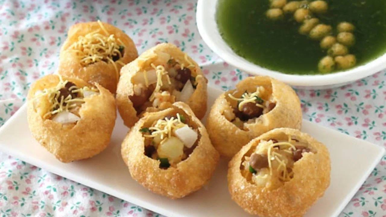 पाणीपुरी खाण्याचे तोटे: अतिसार, डिहायड्रेशन, उलट्या, जुलाब, अल्सर, पचनसंस्थेचा त्रास, सौम्य किंवा तीव्र पोटदुखी, आतड्यांमध्ये जळजळ, पाणीपुरी खूप जास्त खाल्ल्याने रक्तदाबाचा त्रास देखील होतो. खरंतर, पाणीपुरीच्या पाण्यात भरपूर मीठ वापरले जाते, ज्यामुळे रक्तदाब वाढतो. दुसरे म्हणजे, पाणीपुरीच्या पुऱ्या तळण्यासाठी अनेकदा जे तेल वापरले जाते, जे आरोग्यासाठी हानिकारक ठरू शकते. 