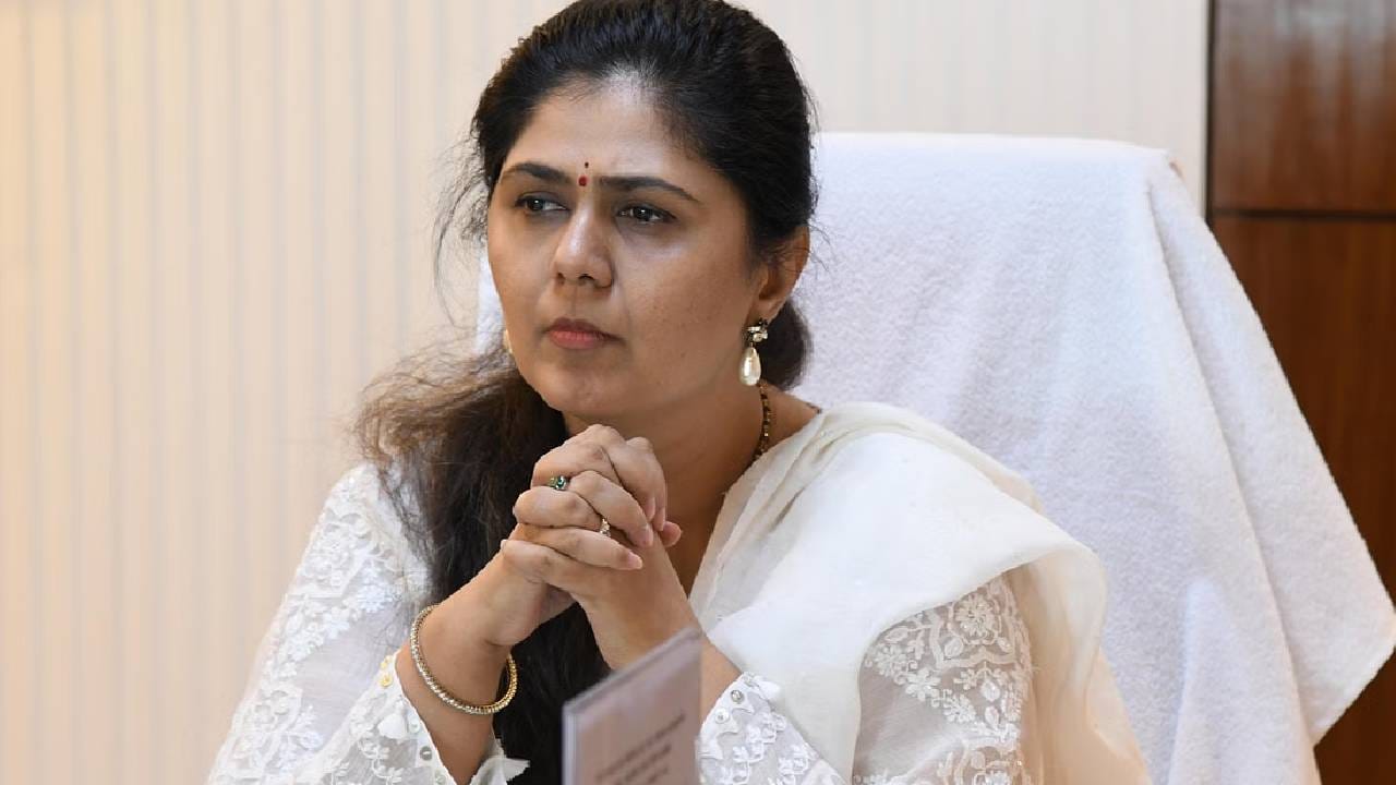 पंकजा मुंडे यांना अश्लील मेसेज पाठवणाऱ्याला अटक पंकजा मुंडे यांना अश्लील मेसेज पाठवणाऱ्याला अटक