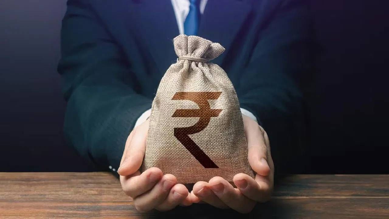 आजकाल पर्सनल लोन हे सर्व प्रकारच्या आर्थिक अडचणींवरचा एक उपाय म्हणून समोर आले आहे. घरात कोणतीही अडचण असली, की काही लोक थाटात पर्सनल लोन काढतात. मात्र पर्सनल लोन काढण्याची हीच सवय तुमच्या अंगलट येऊ शते. काही लोक तर एकाच वेळी दोन, तीन पर्सनल लोन काढतात. मात्र असे केल्यास तुम्हाला आयुष्यभर ईएमआयच्या जाळ्यात अडकून बसावे लागू शकते? हे कसं होऊ शकतं? ते समजून घेऊ या...