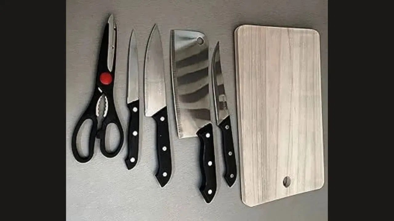 तीक्ष्ण वस्तूंचा वापर: संध्याकाळी चाकू आणि कात्रीसारख्या तीक्ष्ण वस्तू वापरू नयेत. यामुळे मानसिक अशांतता निर्माण होते आणि घरात नकारात्मक उर्जेचा प्रभाव वाढतो.