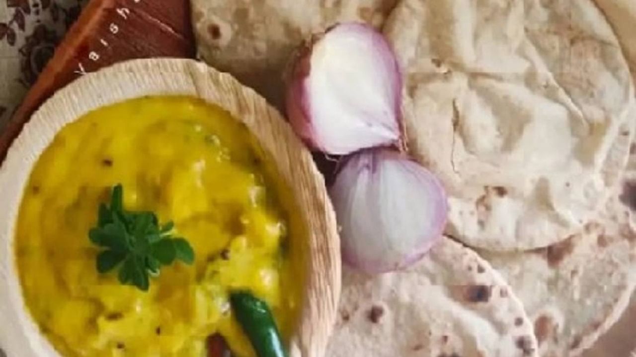 पिठलं भाकर म्हणजे... काही बोलायलाच नको. पिठलं भारकी सोबत चवीला कांदा प्रचंड चविष्ट लागतो. पिठलं भाकरीला झुनका भाकर देखील म्हणतात.