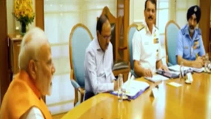 India vs Pakistan War : पंतप्रधान नरेंद्र मोदींची तिन्ही सैन्य प्रमुखांसोबत महत्वाची बैठक India vs Pakistan War : पंतप्रधान नरेंद्र मोदींची तिन्ही सैन्य प्रमुखांसोबत महत्वाची बैठक