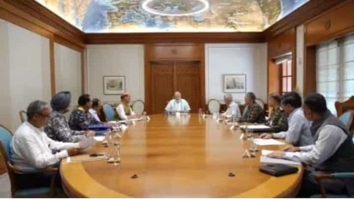 PM Narendra Modi : हम उनको मिट्टी मे मिला देंगे.., गोळ्या आल्या तर गोळे फेका; मोदींच्या तिन्ही सैन्यदलाच्या प्रमुखांना सूचना PM Narendra Modi : हम उनको मिट्टी मे मिला देंगे.., गोळ्या आल्या तर गोळे फेका; मोदींच्या तिन्ही सैन्यदलाच्या प्रमुखांना सूचना