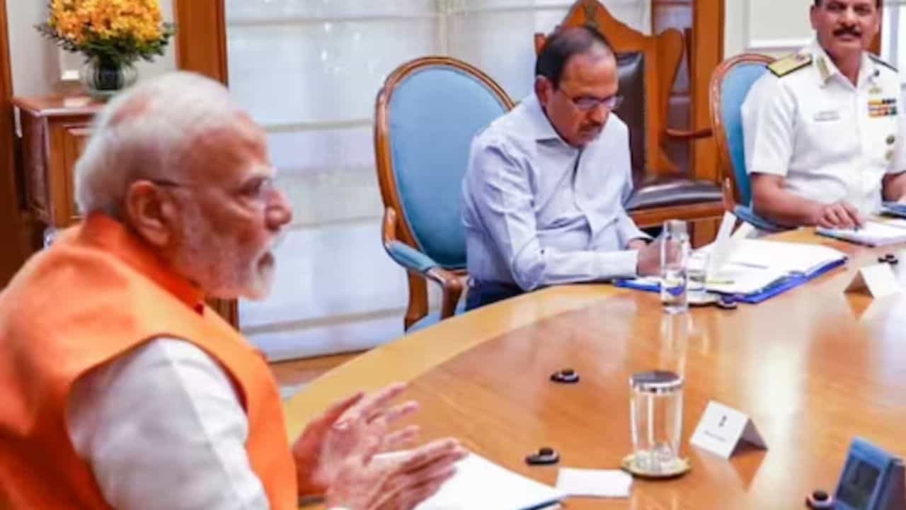 PM Narendra Modi : पंतप्रधान नरेंद्र मोदींची अजित डोवाल यांच्यासोबत महत्वाची बैठक